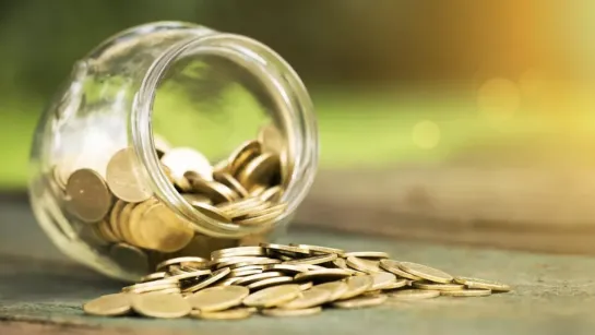 Ein Glas mit Geld. 